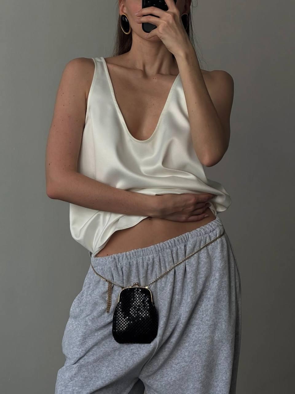 Оригинально обыграна идея стилизации маленькой сумочки на поясе. Однозначно беру на заметку. Как вам?