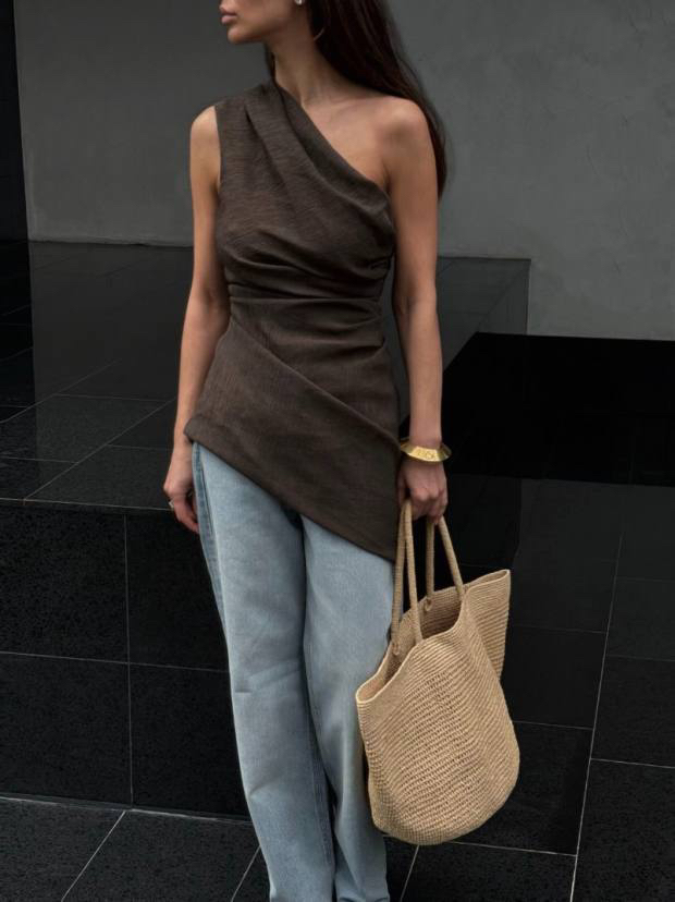 А ещё я прямо-таки запала на это асимметричное платье от Autentiments. Асимметрия, как тенденция, выходит за грани классических представлений о гармонии. А в исполнении минимализма, как это платье, закрывает сразу несколько длинных трендов. 

Платье представлено в двух базовых приятных цветах и выполнено из формоустойчивой фактурной ткани, которая хорошо держит драпировки и складочки. 

С одной стороны, оно простое и удобное для наших динамичных будней, а с другой, элегантное и изящное. Чтобы не забывать, что мы - женщины! 
