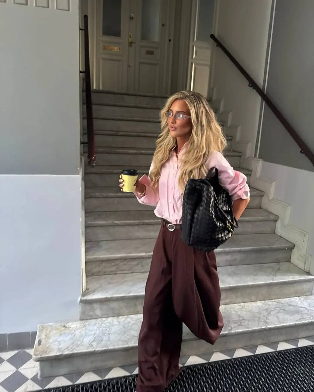 Посмотрите, как круто широченные брюки смотрятся именно на средней посадке! Они выглядят в тысячу раз более стильными, нежели привычные нам палаццо на высокой талии. 

Конечно, главный успех этого образа - идеально подобранный размер. Брюки сидят на девушке крайне свободно и максимально расслаблено. Поэтому выбор в пользу размерчика побольше, даст тот самый эффект воздуха между телом и одеждой. А это всегда актуализирует стайлинг, если дело касается брюк. Всегда!