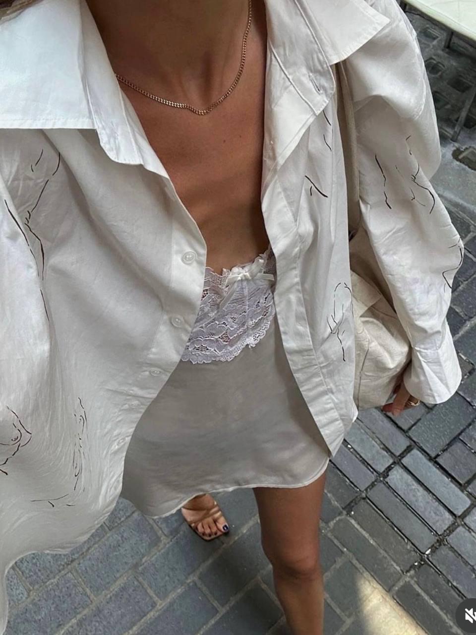 Глубокие вырезы, микро-топы и отсутствие нижнего белья под майкой или рубашкой сегодня - это не вульгарно! 

Вы можете относиться к этому, как угодно и тянуть убеждения из прошлого, думая, что позволять себе так одеваться - это неприлично, вызывающе и легкомысленно. Однако, это мода. И она не обязана отвечать вашим принципам. Сегодня она такая! Сегодня можно так! 

Позволяете себе подобные «шалости»?