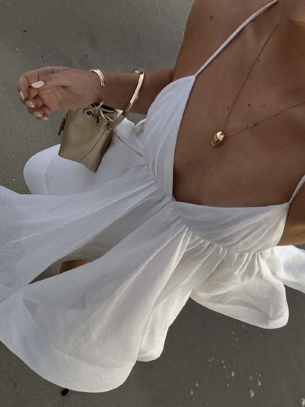 Сложно представить на лето нечто более универсальное белого длинного сарафана. А если он сконструирован открытой спинкой, то это вообще любовь во веки вечная. 

Сильно нравится, как усложняет образ с таким сарафаном платок на голову. Обязательно планирую прикупить парочку. И того, и другого.