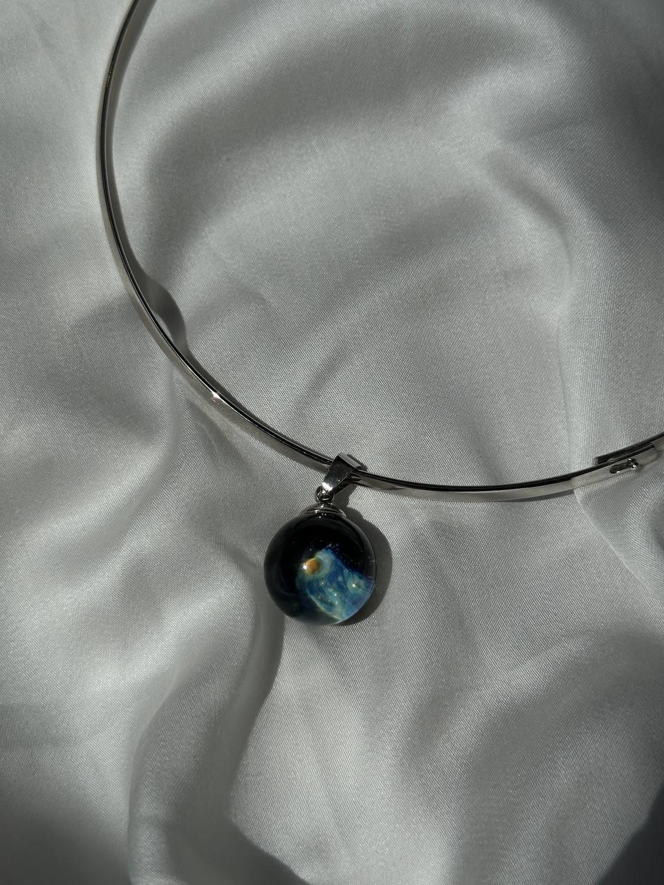 На мне два неповторимых чокера от Olafa. Стеклянное поднебесье для выразительных и элегантных образов и Клубника для летних, сочных и девчачьих аутфитов. Совершенно разные, но оба уже одинаково любимы. 

Olafa - украшения из стекла ручной работы родом с Байкала, к которым можно прикоснуться в любой точке планеты. 