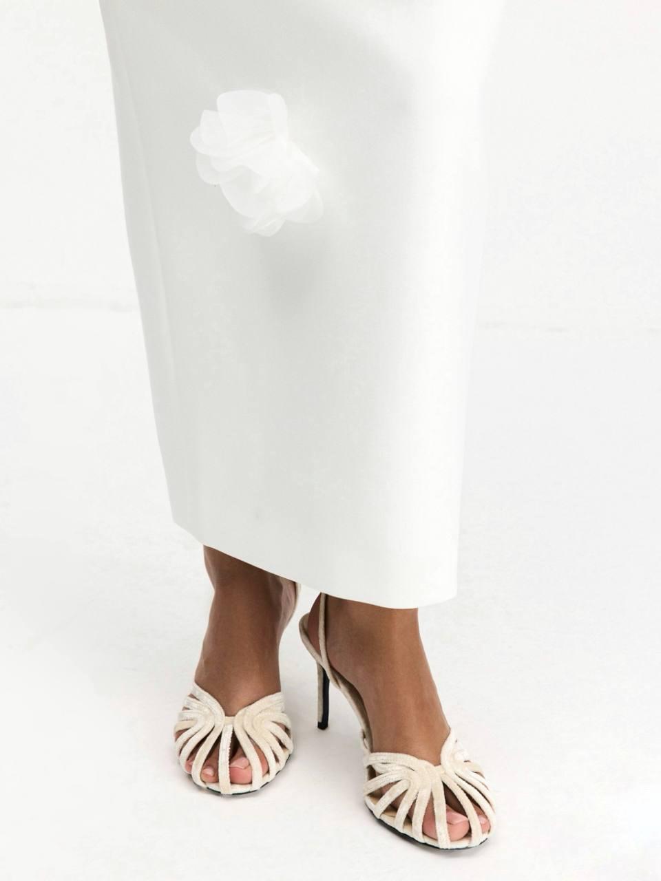 В Selfmade просто прекрасная обувная коллекция. 

Для особого случая или настроения, когда хочется сразить всех наповал, босоножки из бархата - такое переплетение ремешков по сей день остается моим самым любимым. Очень украшает ножку. Или прелестные туфли с бантиками.

Для городских образов или обычных будней без повода - изящные замшевые босоножки на тонких ремешках на невысоком каблучке с трендовой квадратной формой мыса. 

Selfmade, вам лайк!