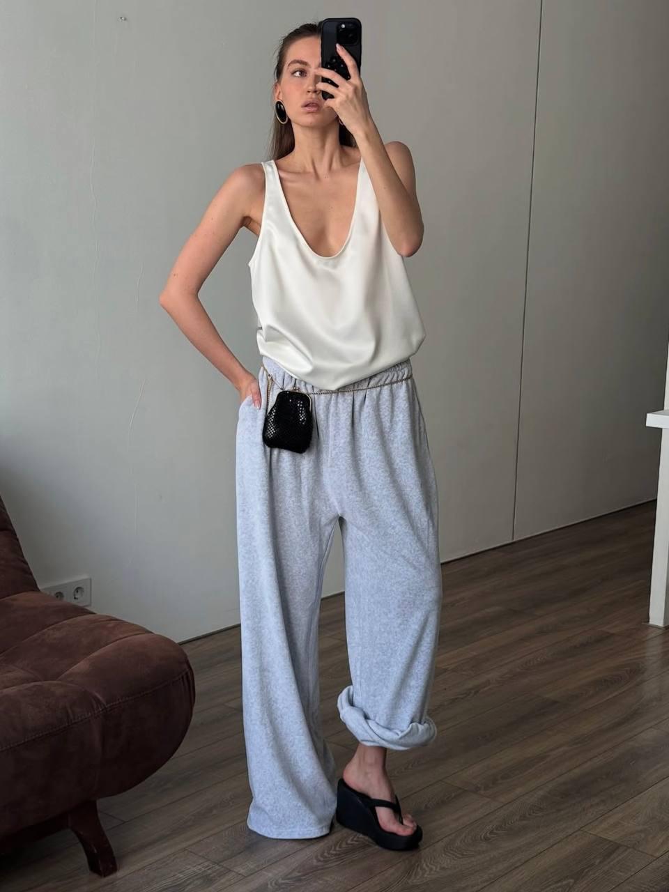 Оригинально обыграна идея стилизации маленькой сумочки на поясе. Однозначно беру на заметку. Как вам?