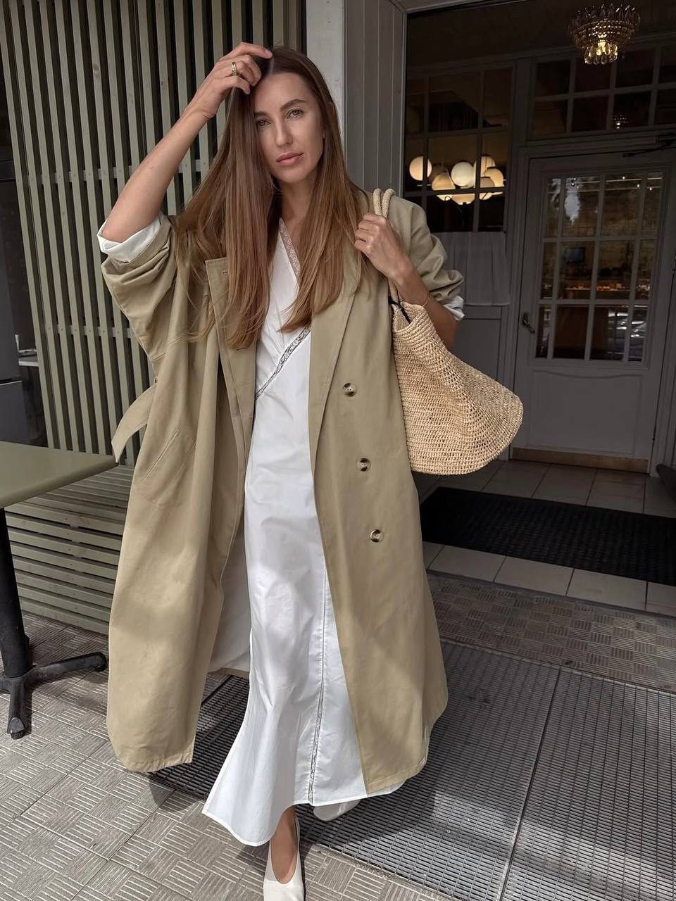 Постоянно обращаю внимание, что тренчи или ветровки под тренч + бельевая тематика - очень удачное сочетание. Даже удалось вам примеров наковырять по разным источникам. 

Это я к чему? В силу профессиональной деформации, уже раздумываю над осенними гардеробами и подсознательно запоминаю, что мы туда заберем и как мы это будем носить.