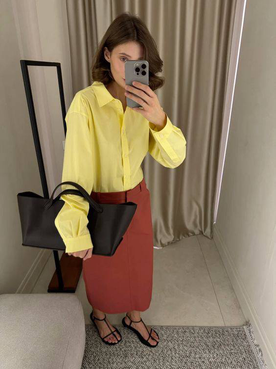 Согласно модным предсказаниям осенью из новых цветов мы увидим бирюзовый, мятный, васильковый и все интерпретации оранжевого, особенно в сочетании с коричневым и бордовым. 

И в показах коллекций 26 все еще очень много принта полька дот, так что крупный горох покупаем, он никуда не уходит!

И коровий принт тоже переберется в следующие сезоны. Так что носим все коровье, что уже купили, или смело берём что-нибудь новенькое.