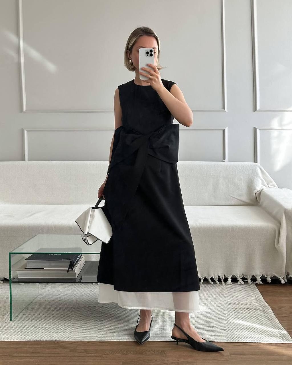 Идеальнейший баланс белого и черного. И, честно говоря, это сочетание в моей визуальной микро-вселенной заиграло совершенно по-новому. Ни намека на школу или офисную униформу, выглядит, напротив, изысканно, утонченно и дорого. 

*Вещи от студия [три четверти]. Цены у них, кстати, довольно приемлемые для такого сложного кроя, который они создают.