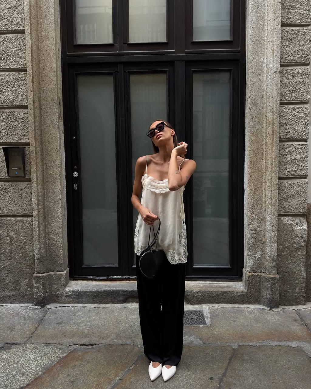 Простой, но шикарный до одури аутфит от основательницы бренда нижнего белья Muggy Bikinis - Мартины Каролак (если я не ошиблась с переводом). 

Насколько органично бельевой стиль смотрится в контрасте с кэжл-классикой. У нее, кстати, всегда подсматриваю подобные сочетания. Филигранно собраны!