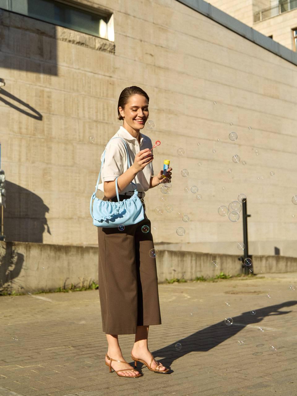 По горячим следам поста про трендовые цвета этого лета могу предложить вам милейшие сумочки от Sherwd. Про бренд ничего не знаю. Но судя по дизайну этих малышек, они однозначные отличники этого сезона. Натуральная кожа. 