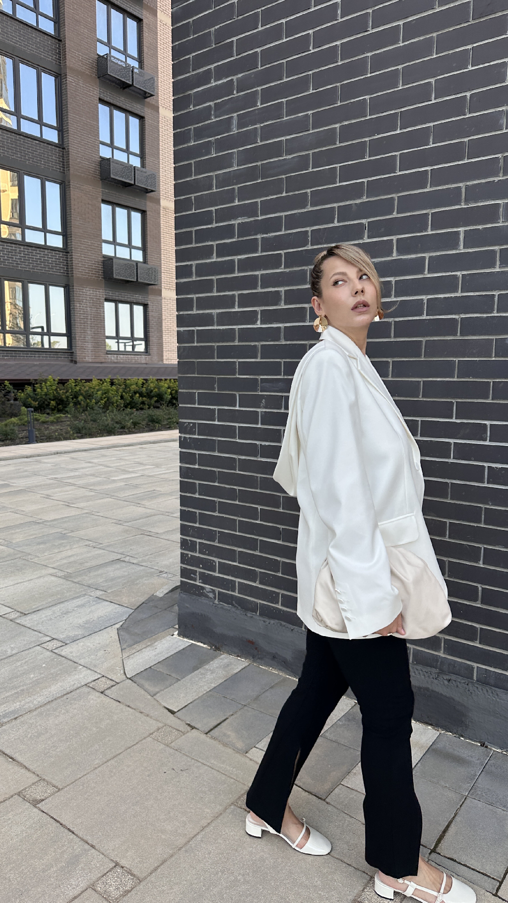 А у нас ночами уже холодает. Лук оф зэ дэй: 

Жакет Mua 
Брюки с разрезами Nume 
Туфли Nume
Сумка Noname 
Браслет, серьги Zarina