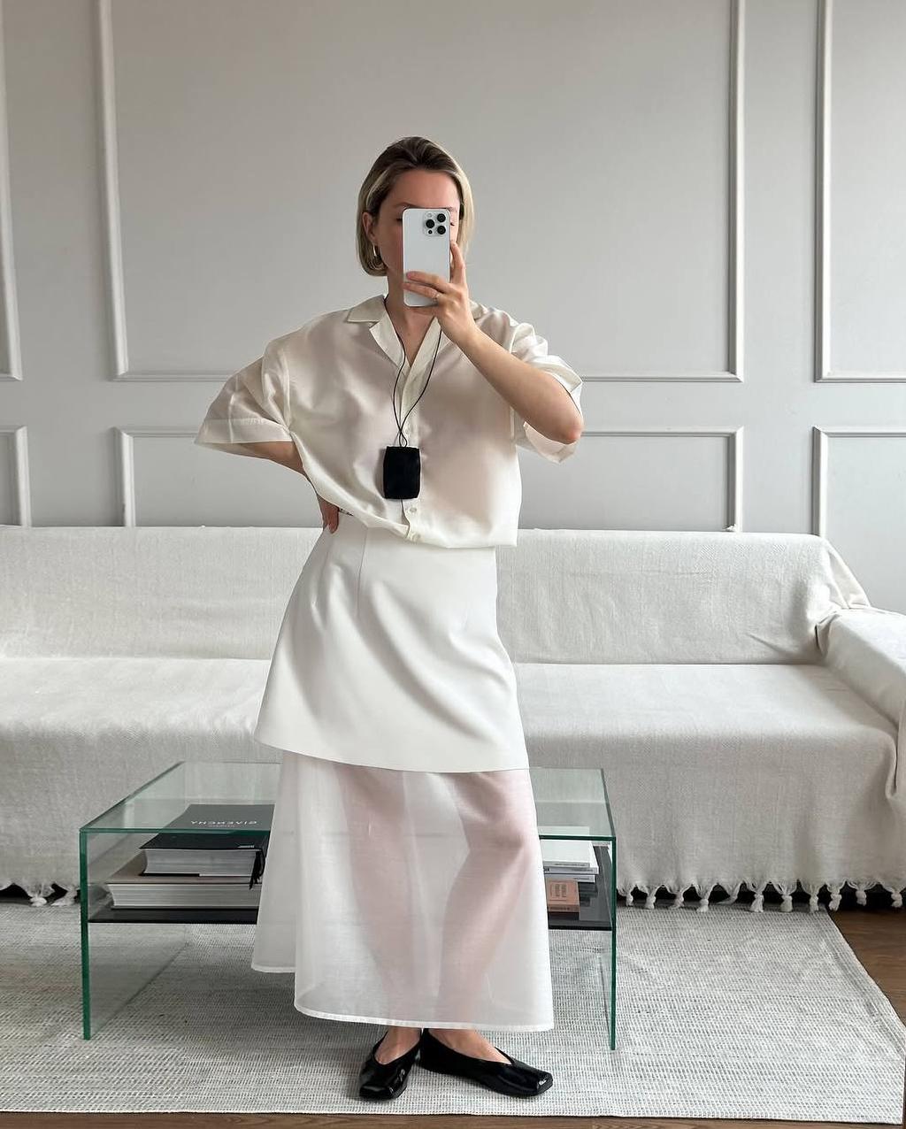 Идеальнейший баланс белого и черного. И, честно говоря, это сочетание в моей визуальной микро-вселенной заиграло совершенно по-новому. Ни намека на школу или офисную униформу, выглядит, напротив, изысканно, утонченно и дорого. 

*Вещи от студия [три четверти]. Цены у них, кстати, довольно приемлемые для такого сложного кроя, который они создают.