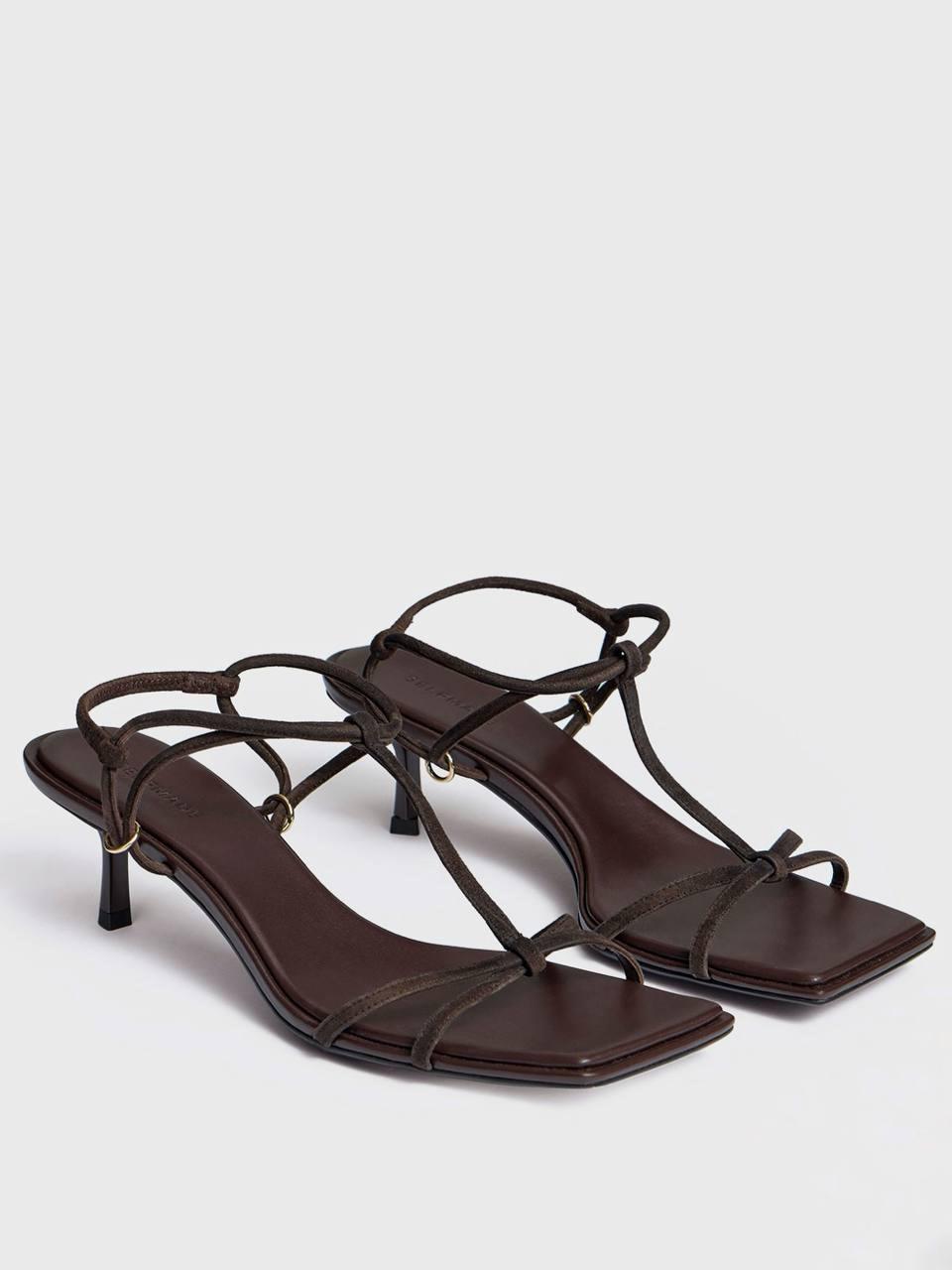 В Selfmade просто прекрасная обувная коллекция. 

Для особого случая или настроения, когда хочется сразить всех наповал, босоножки из бархата - такое переплетение ремешков по сей день остается моим самым любимым. Очень украшает ножку. Или прелестные туфли с бантиками.

Для городских образов или обычных будней без повода - изящные замшевые босоножки на тонких ремешках на невысоком каблучке с трендовой квадратной формой мыса. 

Selfmade, вам лайк!