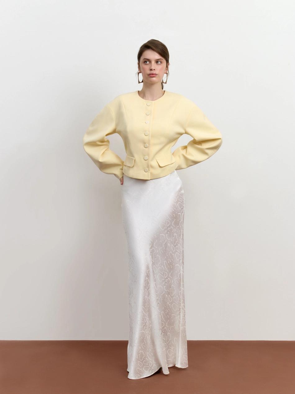 В Mollis очень приличная летняя коллекция вышла. Для деловых, минималистичных, женственных - для всех гардеробов просто находка. Ну какова красота, поглядите: 

Его величество, незаменимый лён. Прочтение жилета намного интереснее, чем у банальной модели на пуговицах. И брюки к нему. 


Костюм жакет и брюки. Цвет очень благородный и статусный. Идеально сыграет с коричневой обувью или плетеной соломенной сумкой. 


Топ на одно плечо роскошный. Ленточку можно оборачивать полностью или выпускать шарфом спереди и сзади. 

Ветровка с цветочной вышивкой. Беру его на заметку, хоть для курток уже и поздновато. У Studio29 подобные цветочные бомберы били все рекорды по популярности. 

Жакет с обьемными рукавами из сатина. Удачная модель, которая отлично будет смотреться и с легкиии летними юбками, и с бермудами из костюмной ткани, и с денимом любой модели. 

Ну и без чего-нибудь желтого эта подборка бы не случилась: жакет с о-образным рукавом, нежный и женственный. 

Все чаще замечаю, что мой вишлист включает изделия именно от этого бренда. Хотя раньше никогда ничего там не покупала. 