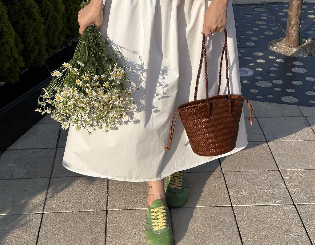 Один ромашковый летний день из жизни. 

Футболка White Rabbitt
Юбка Zara
Сумка Studio29
Кеды AliExpress 
Кольцо The Object
Ромашки Made in Krasnodar