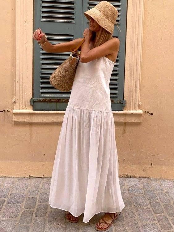 Сложно представить на лето нечто более универсальное белого длинного сарафана. А если он сконструирован открытой спинкой, то это вообще любовь во веки вечная. 

Сильно нравится, как усложняет образ с таким сарафаном платок на голову. Обязательно планирую прикупить парочку. И того, и другого.