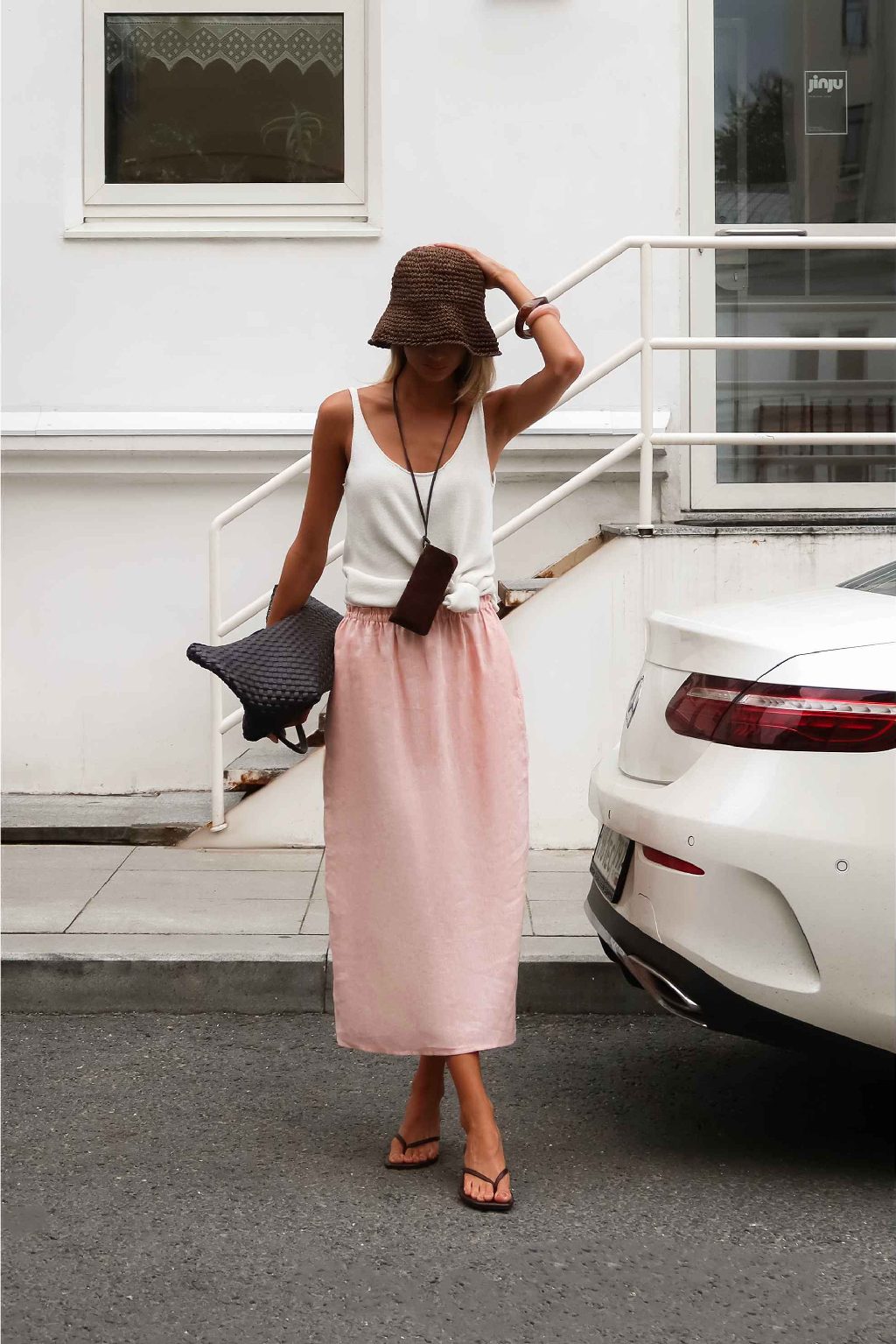 Очень нравятся эти нежные образы из новинок ROSI с розовой юбкой-тюльпан и шоколадным платьем балеткор. И панамки из рафии чудесно обрамляют летние луки, до сих пор ничуть не надоедая. Черная у меня уже есть, теперь хочется дополнить шапочный гардероб такой коричневой, жаль, в наличии ее уже нет.