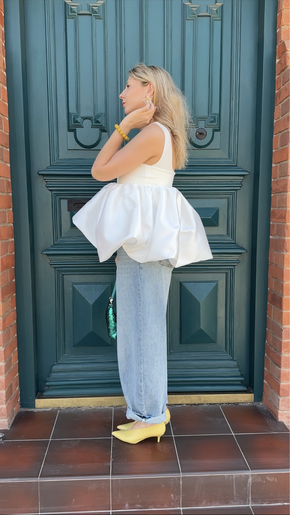 Мне очень сильно красиво! Вот такой девчачий и яркий аутфит у меня получился с топом и джинсами от Iss Ju. 

Я действительно в полном восторге от этого воздушного образа. И от каждого изделия по отдельности! 