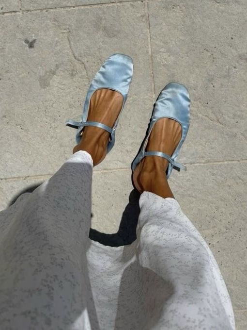 Почему цветная обувь стала так актуальна? 

Причины этому две: промышленная революция и прогресс в текстильной отрасли сделали возможным сильно минимизировать затраты на производство обуви. Раньше среднестатистический взрослый человек мог позволить себе две пары обуви на сезон. Соответсвенно, эта обувь должна была отвечать главному критерию - качество и износостойкость. 

Сейчас обувь, зачастую, стоит дешевле одежды, тем более, если она выполнена из искусственных материалов. Мы можем позволить себе покупать больше обуви и легко пренебрегать качеством, поскольку нагрузка на каждую пару минимизируется пропорционально расширению обувного гардероба. 

А цветная обувь - вариант очень удобный для стильных экспериментов, поскольку обувь занимает очень мало площади в образе, в отличии, например, от брюк или той же рубашки, а значит в разы меньше обязывает к тщательному подбору подходящих цветовых сочетаний. 

Условно, голубые балетки будет намного проще стилизовать и отработают они в разы чаще, чем тот же голубой пиджак. Ещё и потому, что граничить они будут только с низом, а значит не создадут никакого цветового конфликта с верхней частью лука. 

Ещё одна удачная опция для цветных экспериментов - это сумки. Они тоже занимают мало площади в образе. Однако, в случае с ними все же придётся быть более осторожной в подборе сочетаний, ведь сумка граничит и с верхом, и с низом, а значит придётся исключить конфликт оттенков и там, и тут. 