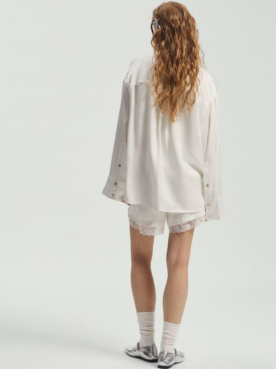 По белым шортам ещё есть вот такие милаши от Nume. Пришлось на них поохотиться! Размеры то появляются, то исчезают. 

Нравится то, что у них не такая экстремальная длина, как предлагает нам острая мода. Мне все-таки уже 15 лет не 18 лет. Пора и честь знать 😏