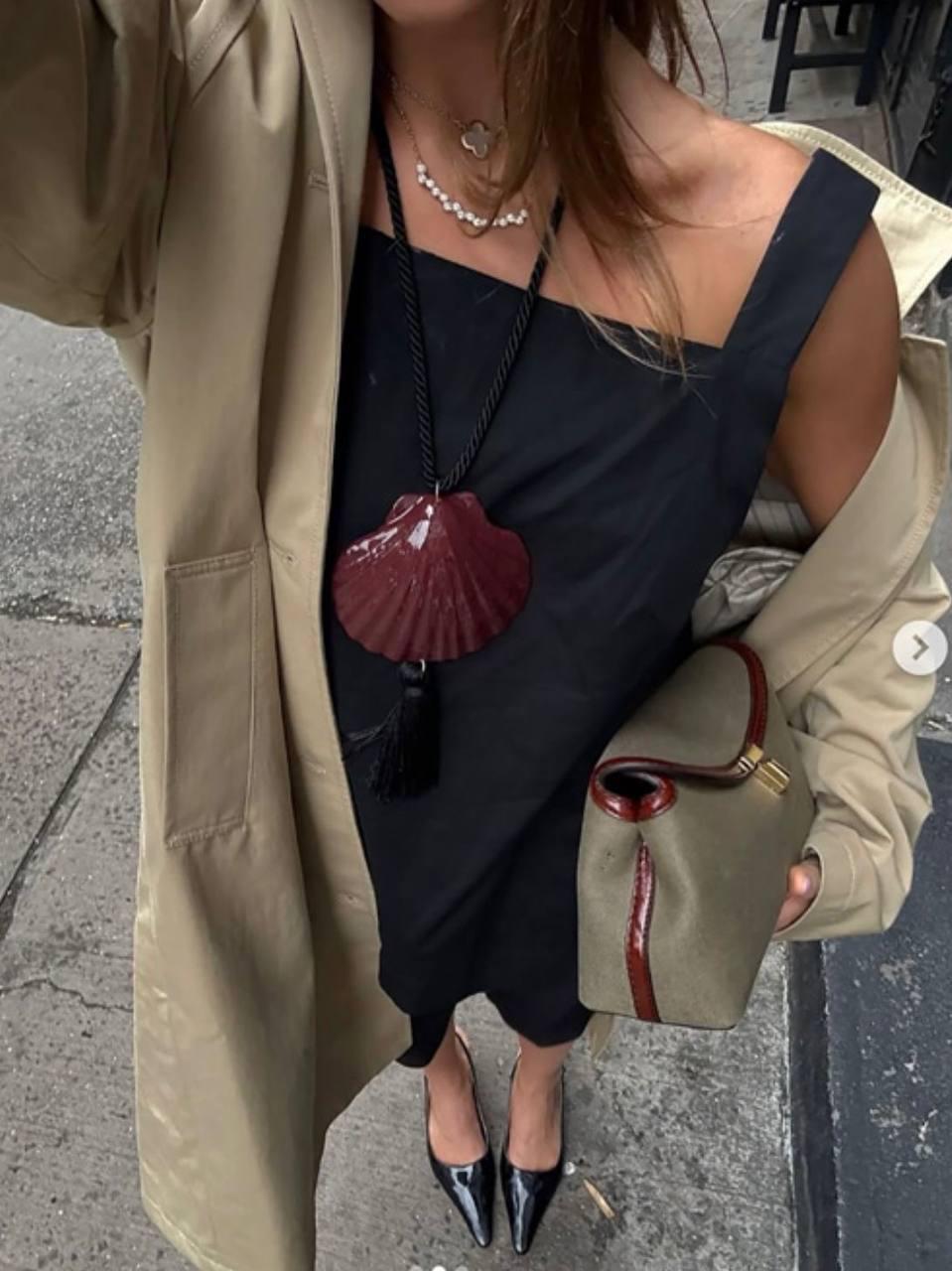 Лето! А это значит, что пора уделить особое внимание аксессуарам. В жаркую погоду мы не имеем возможности особо разгуляться со стилизациями, тканями, деталями и многослойностью, поэтому разнообразим образ аксессуарами. 

Широкие ремни, ремни с камнями и ракушками, бодичейны, баски, цветные и кружевные платки, акцентные броши, интересные кулоны, крупные украшения, велком в наши гардеробы!