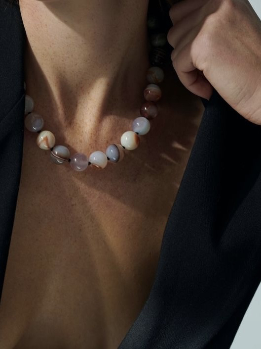 Главное украшение на лето после ракушечьей тематики - крупные бусы. Смотрятся просто и-де-аль-но! Во всех тандемах, во всех цветах, во всех стилях и вариациях. 