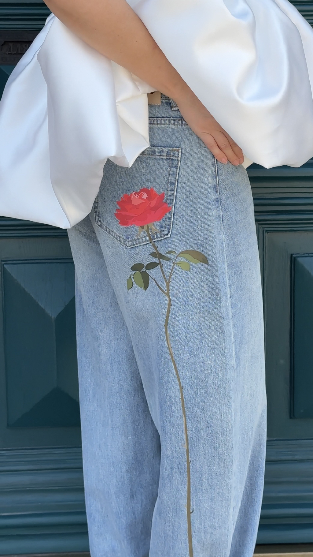 Мне очень сильно красиво! Вот такой девчачий и яркий аутфит у меня получился с топом и джинсами от Iss Ju. 

Я действительно в полном восторге от этого воздушного образа. И от каждого изделия по отдельности! 