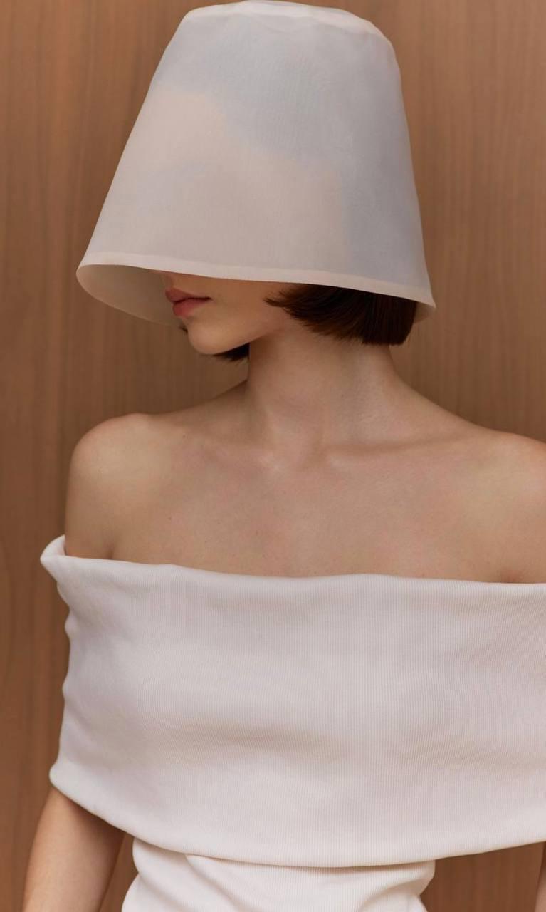 А ещё мне в самое нутро зашла тема с глубокими панамами из рафии. Черная у меня уже есть, она от Love Republic. Теперь пошла охота на светлую. 

У Osoka, кстати, имеются такие панамы. Только из органзы - тоже потрясающие и более уникальные, потому что рафию, я уверена, прикупит каждая вторая мы.