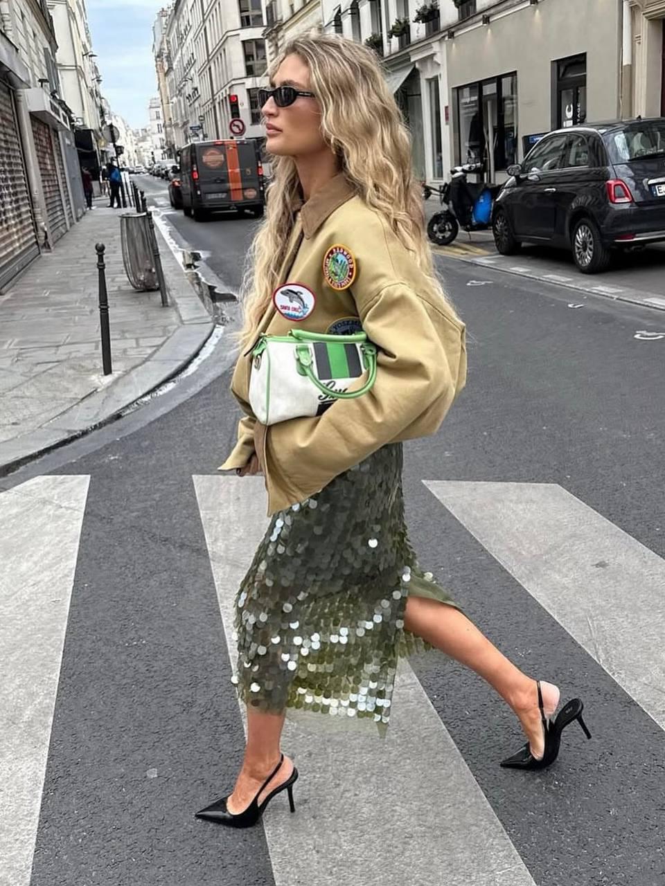 Чем дальше от нового года, тем сильнее тяга к пайеткам. И так как все про них забывают, в теплое время года они смотрятся особенно интересно и свеженько.