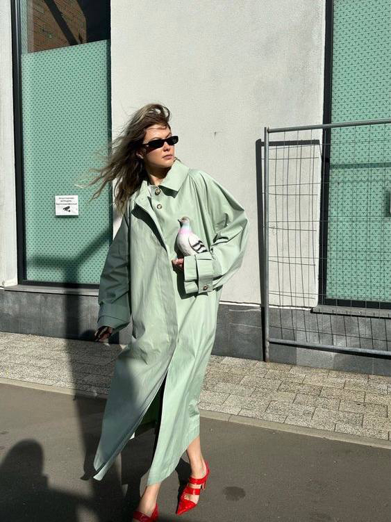 Согласно модным предсказаниям осенью из новых цветов мы увидим бирюзовый, мятный, васильковый и все интерпретации оранжевого, особенно в сочетании с коричневым и бордовым. 

И в показах коллекций 26 все еще очень много принта полька дот, так что крупный горох покупаем, он никуда не уходит!

И коровий принт тоже переберется в следующие сезоны. Так что носим все коровье, что уже купили, или смело берём что-нибудь новенькое.