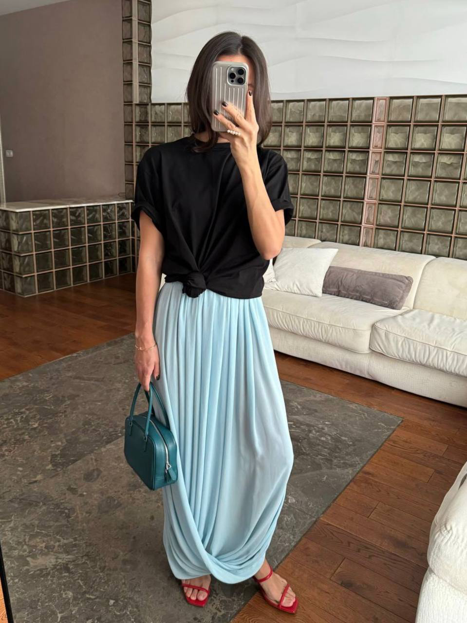 Вот эта невероятная юбка от Matu представлена на сайте уже в пяти цветах. Хит, не иначе. 

Особенно нравится, что носить ее можно по разному: 

- регулировать вектор разреза, получая разную длину; 

- поднять выше, получая платье; 

- поднять выше и повернуть разрезом вперед, получая топ. 

Вам какой цвет нравится?