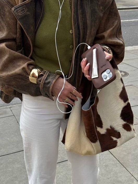 Согласно модным предсказаниям осенью из новых цветов мы увидим бирюзовый, мятный, васильковый и все интерпретации оранжевого, особенно в сочетании с коричневым и бордовым. 

И в показах коллекций 26 все еще очень много принта полька дот, так что крупный горох покупаем, он никуда не уходит!

И коровий принт тоже переберется в следующие сезоны. Так что носим все коровье, что уже купили, или смело берём что-нибудь новенькое.