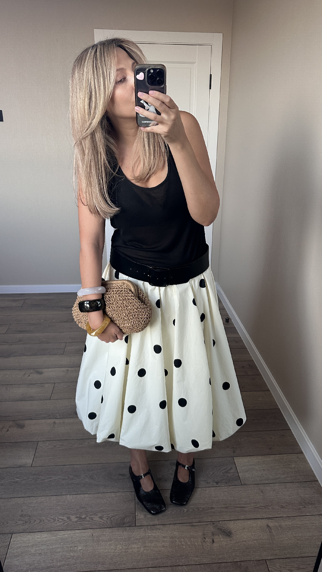 Юбка Lime. Безумно нравится! Собираю образы вместе с вами. 


Хочется добавить, что поиск собственного стиля - это процесс, долгий и в переменчивости современного мира, скорее бесконечный. И это однозначно эксперименты! Так, я в очередной раз убеждаюсь, что как бы мне не нравилась на других феминная, ничем не разбавленная женственность, изящество и нежность - мне такое совсем не подходит. Я просто чувствую себя в этом некомфортно. Поэтому  слава контрастам: женственность + брутальность, элегантность + деловой стиль. 