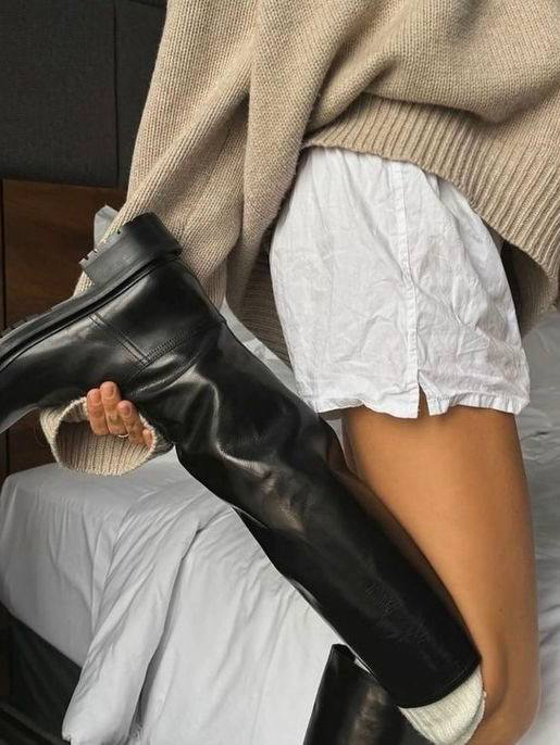 Что обязательно должно быть (и будет) в моем осеннем гардеробе. И что я советую купить всем, кто собирает осеннюю капсулу с нуля. 

- Ветровка - спортивная или полуспортивная, шуршащая, полупрозрачная, из плащевки или хлопка, с резинкой или кулиской по низу, с воротником-стойкой или капюшоном. Наверняка, вы уже видели супер-трендовые образы с такими ветровками в элегантных, повседневно-деловых или бельевых стилизациях. Берём! 

Кому не нравится ветровка - рассмотрите укороченный тренч или плащ, чуть менее универсально, чуть более серьезно, также стильно. 

- Кружевной топ/туника/юбка/платье/шорты. Летом активно носили, и смело переносим в осень. Со свитерами, жакетами и кожаными верхними изделиями очень свежо и утонченно смотрится. 

- Черные брюки с заниженной линией талии либо укороченные модели, облегающие ножку. А лучше берите и те, и те. Универсальнейший низ, который будет ещё и самым актуальным. 

- На смену маек, которые даже для меня стали самым носибельным верхом этим летом, (а я не слишком люблю оголять плечи), приходят тонкие кашемировые свитера и топы. Модными будут варианты и с длинным рукавом, и с коротким, и вовсе без рукава, но универсальнее первые - их можно повязывать на талию или плечи, усложняя лук. 

- Лоферы, про которые мы с вами уже много раз говорили. В замше или коже, с открытой пяткой, как мюли, или классические. Более структурные, или мягкие, как чешки. Выбирайте, что подходит вашему стилю. И не бойтесь носить их с плотными носками не в цвет - так даже нужно. 

- Жокейские сапоги в минималистичном дизайне. Наиболее удачно смотрятся с мини-юбками, удлиненными бермудами или с узкими брюками, но и с широкими низами их можно умудриться выигрышно застилизовать. 