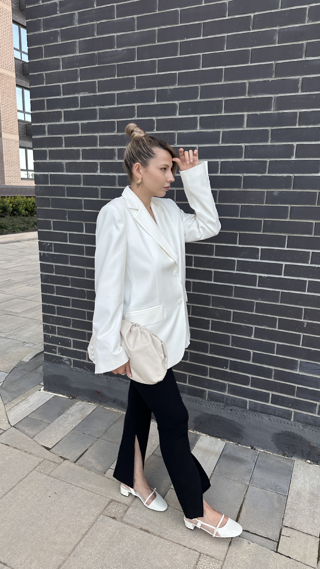 А у нас ночами уже холодает. Лук оф зэ дэй: 

Жакет Mua 
Брюки с разрезами Nume 
Туфли Nume
Сумка Noname 
Браслет, серьги Zarina