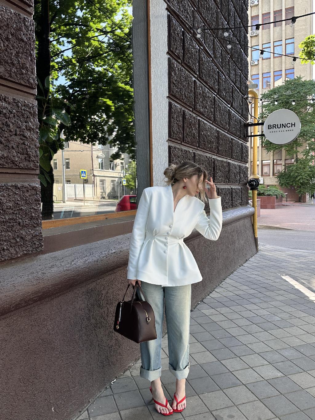 Помните бренд Kira Plastinina? Если вам от 30 до 36 лет, то должны помнить. Ярко-розовые магазинчики, которые отличались от всех остальных, и манили своими нарядными манекенами. 

Там продавались очень красивые вещи, в перьях и пайетках, которые я - студентка тогда позволить себе не могла. Что не мешало мне перемерять каждую субботу по пол магазина 😐

Недавно на Lamoda наткнулась на этот приталенный жакет от этой самой Kira Plastinina. И решила, что детские гештальды надо закрывать. Правда, есть ощущение, что я и сейчас не очень-то могу себе это позволить 😂

Вещица крайне изящная и стильная.