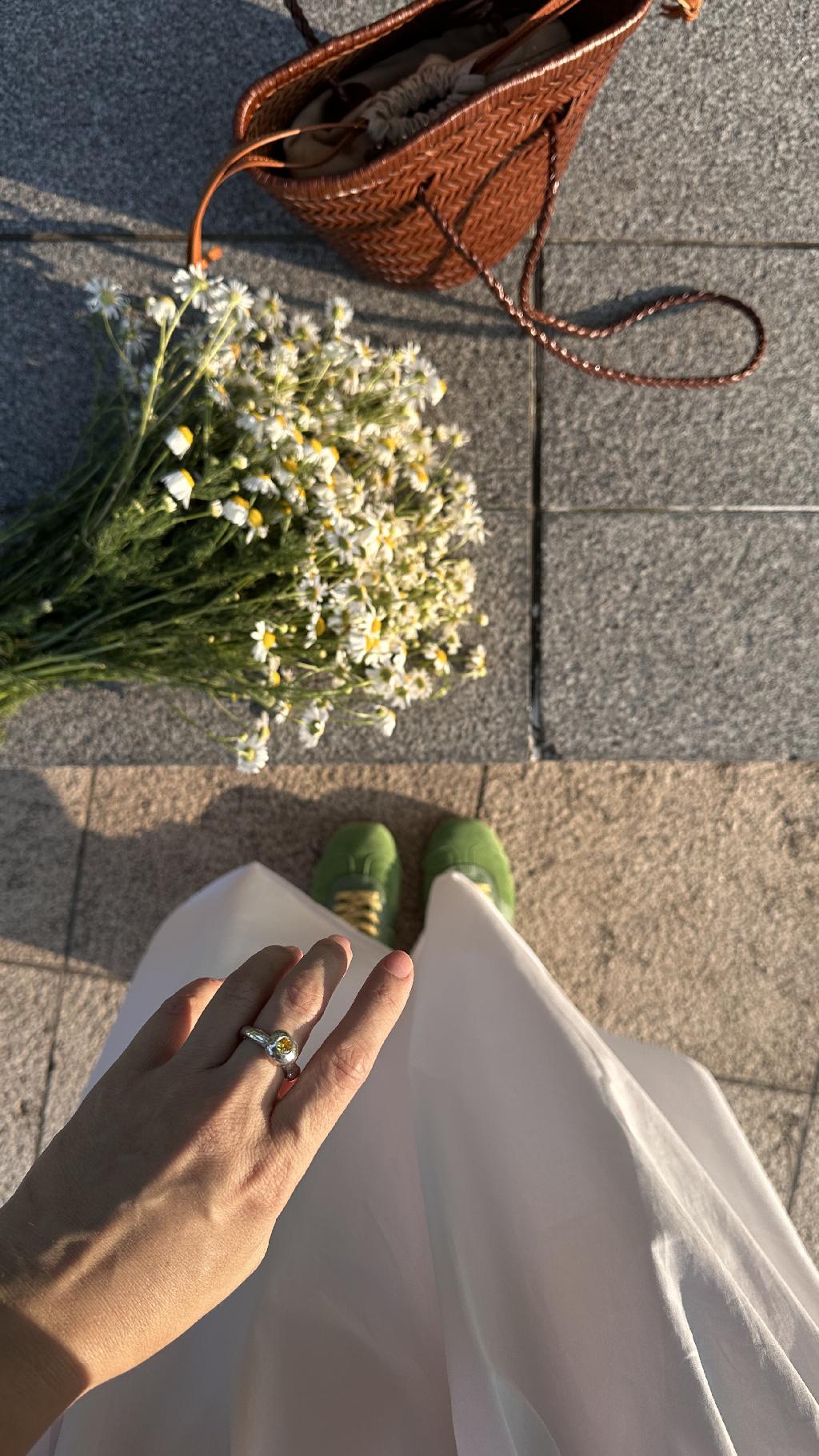 Один ромашковый летний день из жизни. 

Футболка White Rabbitt
Юбка Zara
Сумка Studio29
Кеды AliExpress 
Кольцо The Object
Ромашки Made in Krasnodar