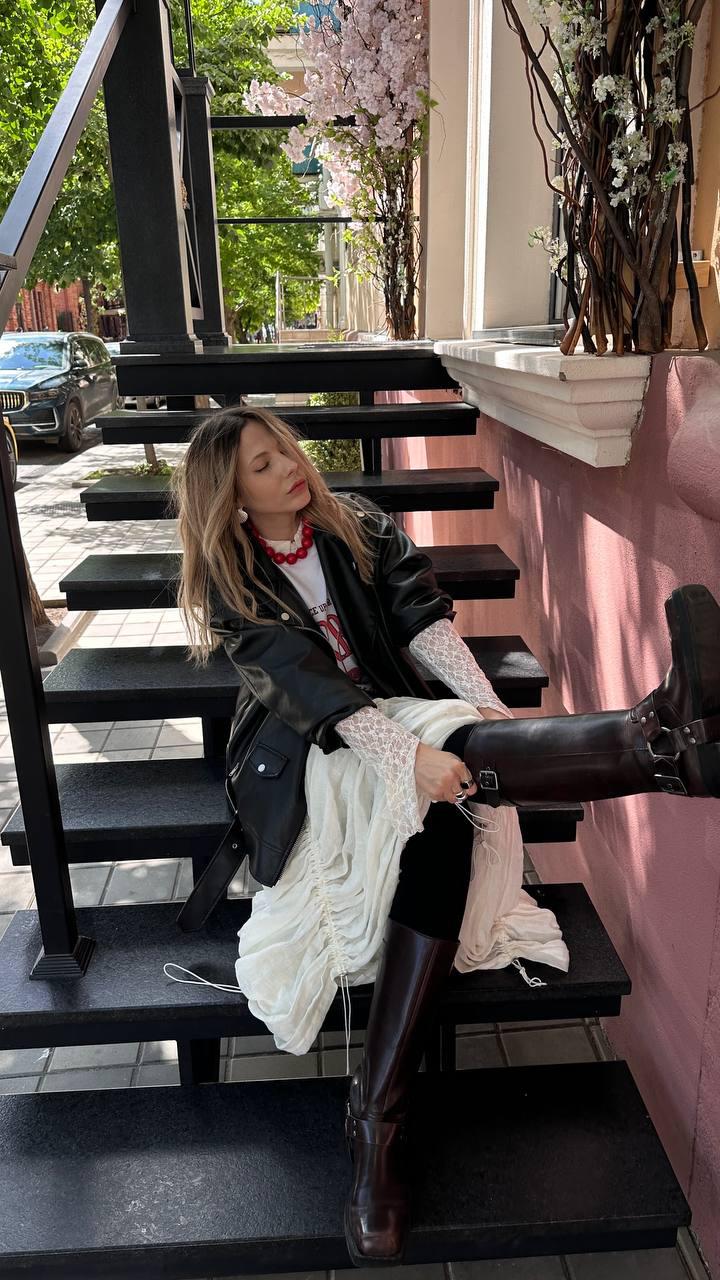 Лук дня: 

Футболка Befree
Юбка Voluminous
Сапоги MAAG 
Бусы из винтажки 

А вы сегодня в чем?