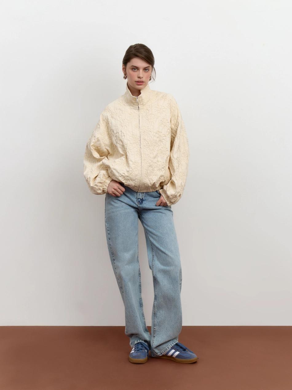 В Mollis очень приличная летняя коллекция вышла. Для деловых, минималистичных, женственных - для всех гардеробов просто находка. Ну какова красота, поглядите: 

Его величество, незаменимый лён. Прочтение жилета намного интереснее, чем у банальной модели на пуговицах. И брюки к нему. 


Костюм жакет и брюки. Цвет очень благородный и статусный. Идеально сыграет с коричневой обувью или плетеной соломенной сумкой. 


Топ на одно плечо роскошный. Ленточку можно оборачивать полностью или выпускать шарфом спереди и сзади. 

Ветровка с цветочной вышивкой. Беру его на заметку, хоть для курток уже и поздновато. У Studio29 подобные цветочные бомберы били все рекорды по популярности. 

Жакет с обьемными рукавами из сатина. Удачная модель, которая отлично будет смотреться и с легкиии летними юбками, и с бермудами из костюмной ткани, и с денимом любой модели. 

Ну и без чего-нибудь желтого эта подборка бы не случилась: жакет с о-образным рукавом, нежный и женственный. 

Все чаще замечаю, что мой вишлист включает изделия именно от этого бренда. Хотя раньше никогда ничего там не покупала. 