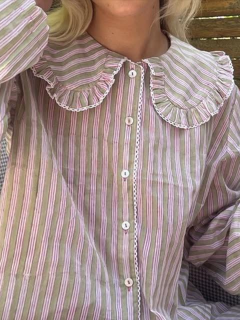 Принтованные бабушкины блузки, от которых мы шугались несколько добрых лет, снова в тренде и обыграть их можно очень стильно и вкусно. Выбираем атласную или хлопковую!