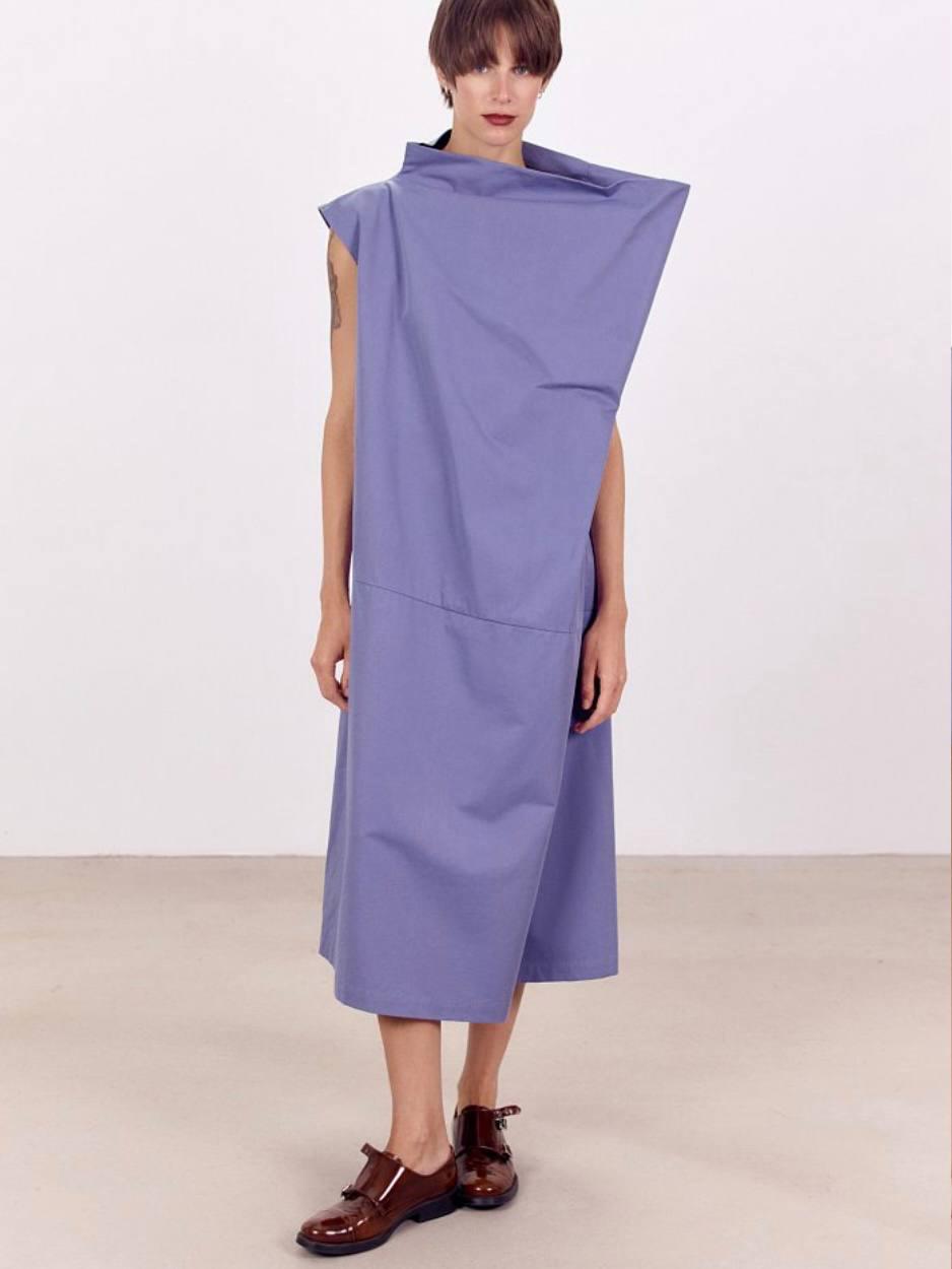 Если вы думали, что уже купили все платья мира, и вам платьев уже достаточно, то не достаточно! 

7dots, вдохновляясь древним искусством оригами, придумали совершенно непривычную и сложнейшую конструкцию, обуздав ее в это платье. Вау! 