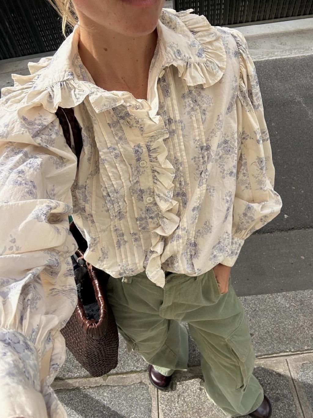 Принтованные бабушкины блузки, от которых мы шугались несколько добрых лет, снова в тренде и обыграть их можно очень стильно и вкусно. Выбираем атласную или хлопковую!