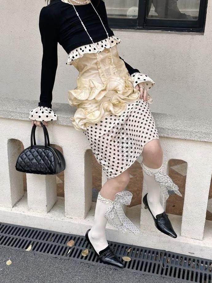 Гороховый принт в аксессуарах классно работает в популярной сейчас эстетике circus core. Помимо того, что этот стиль сейчас крайне актуален в оформлении мероприятий и свадеб, ответвление его просочилось и в моду. Circus core - это на грани эксцентричности и театральности. Максимализм и гиперболизация. 

Выразительные пышные силуэты, брюки-алладины, рукава-фонарики, многослойные оборки, контрастные воротники, балетки ярких цветов, кружевные элементы и бельевые корсеты - все сюда. А ещё полоска и ромбовидный принт. 

Именно так я и планирую двигаться ближайшие пару месяцев.