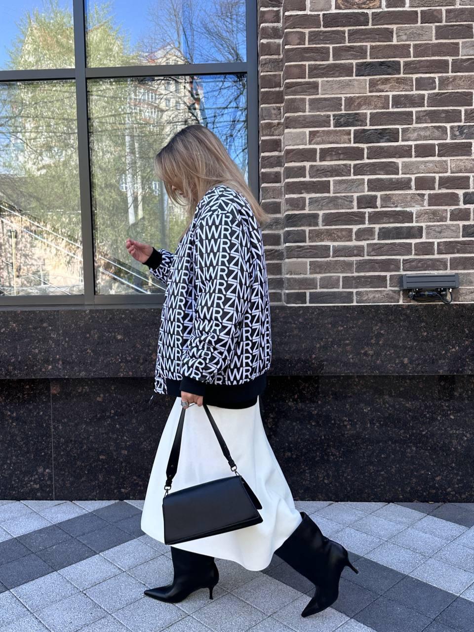 У меня из активного черно-белого принта уже в больших любимках бомбер ZNWR. Однако, эта сторона отражает мое сегодняшнее настроение лучше - динамичная, сложная и резкая. 

Сочетаю на контрасте. Спортивный верх + женственный низ. Чуть открываю щиколотку, чтоб не утонуть в оверсайзе. 