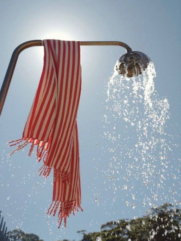 Инспирэйшн. 

Последнее время все больше нравятся простые кадры с детализацией. Есть в них какая-то глубина при отсутствии лишнего шума. 

Предстояющую неделю хочу посвятить созданию красивого контента.