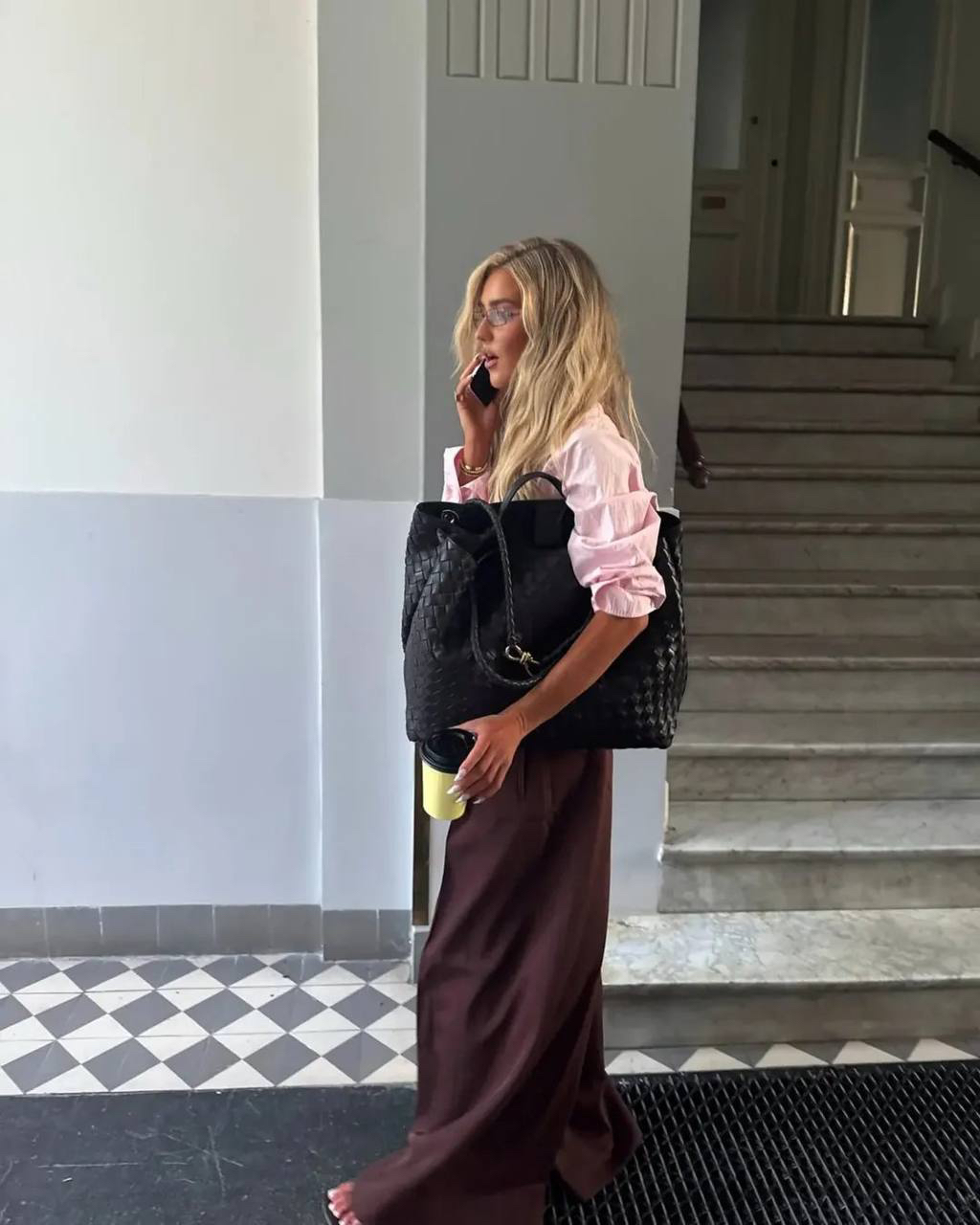 Посмотрите, как круто широченные брюки смотрятся именно на средней посадке! Они выглядят в тысячу раз более стильными, нежели привычные нам палаццо на высокой талии. 

Конечно, главный успех этого образа - идеально подобранный размер. Брюки сидят на девушке крайне свободно и максимально расслаблено. Поэтому выбор в пользу размерчика побольше, даст тот самый эффект воздуха между телом и одеждой. А это всегда актуализирует стайлинг, если дело касается брюк. Всегда!