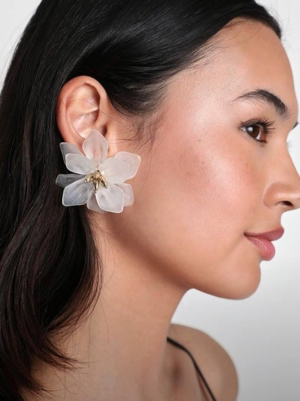 Абсолютное волшебство вытворяют нынче серьги с цветами, я считаю. Причем не в романтичных и нежных, а в кэжуальных и расслабленных деловых. Очень люблю этот прием. Особенно, с брючным костюмом и большим пиджаком.