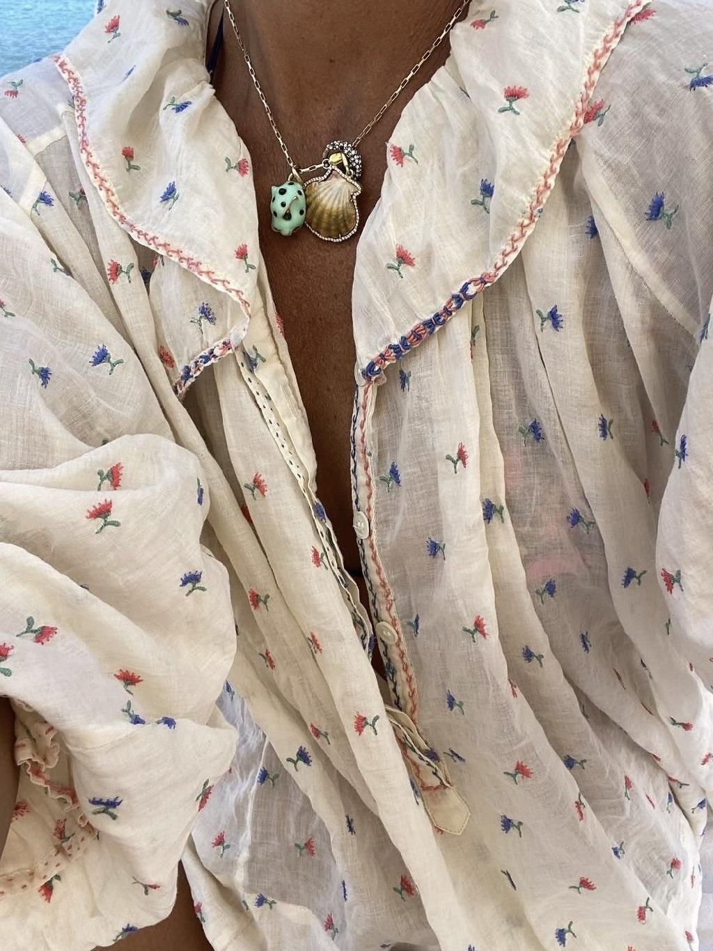 Принтованные бабушкины блузки, от которых мы шугались несколько добрых лет, снова в тренде и обыграть их можно очень стильно и вкусно. Выбираем атласную или хлопковую!