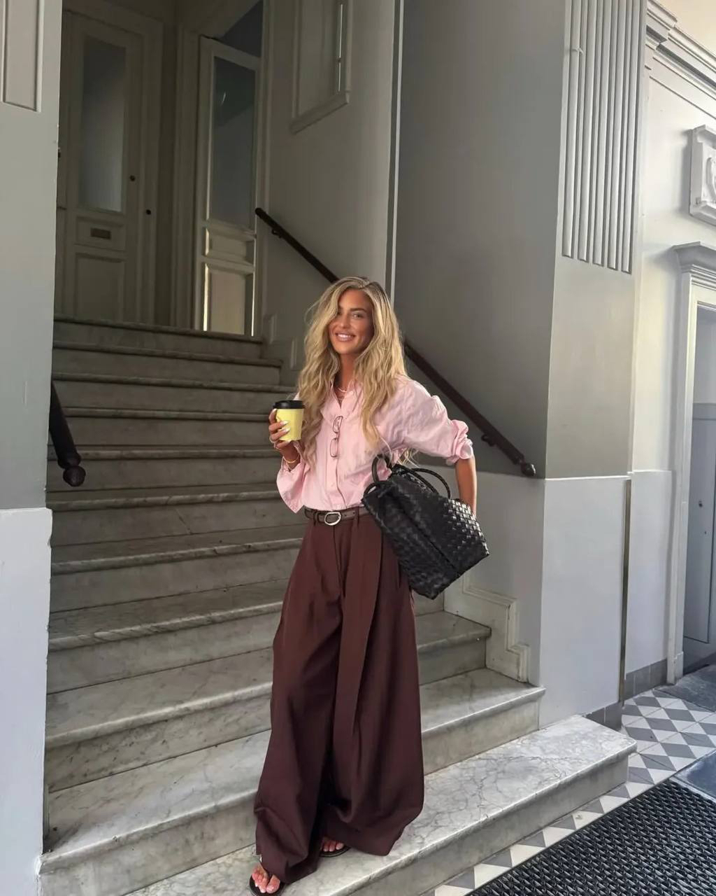 Посмотрите, как круто широченные брюки смотрятся именно на средней посадке! Они выглядят в тысячу раз более стильными, нежели привычные нам палаццо на высокой талии. 

Конечно, главный успех этого образа - идеально подобранный размер. Брюки сидят на девушке крайне свободно и максимально расслаблено. Поэтому выбор в пользу размерчика побольше, даст тот самый эффект воздуха между телом и одеждой. А это всегда актуализирует стайлинг, если дело касается брюк. Всегда!