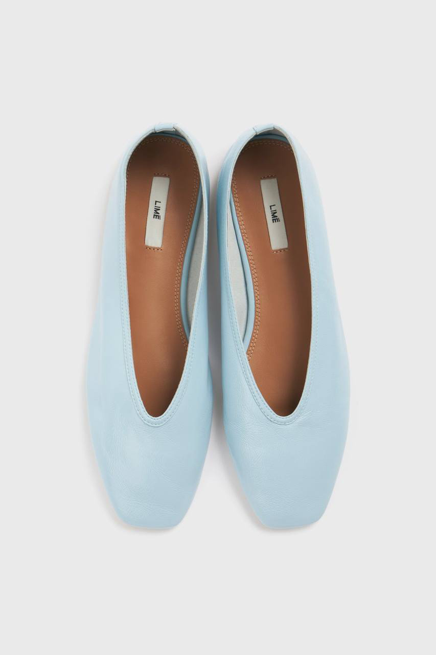 А ещё к легкому, игривому и максимально летнему настроению принтованных футболок подходят эти мягкие туфли-лодочки в нежных оттенках от Lime. Конечно, и в монохромные образы, в качестве аккуратного акцента, они тоже отлично впишутся. Какие? 