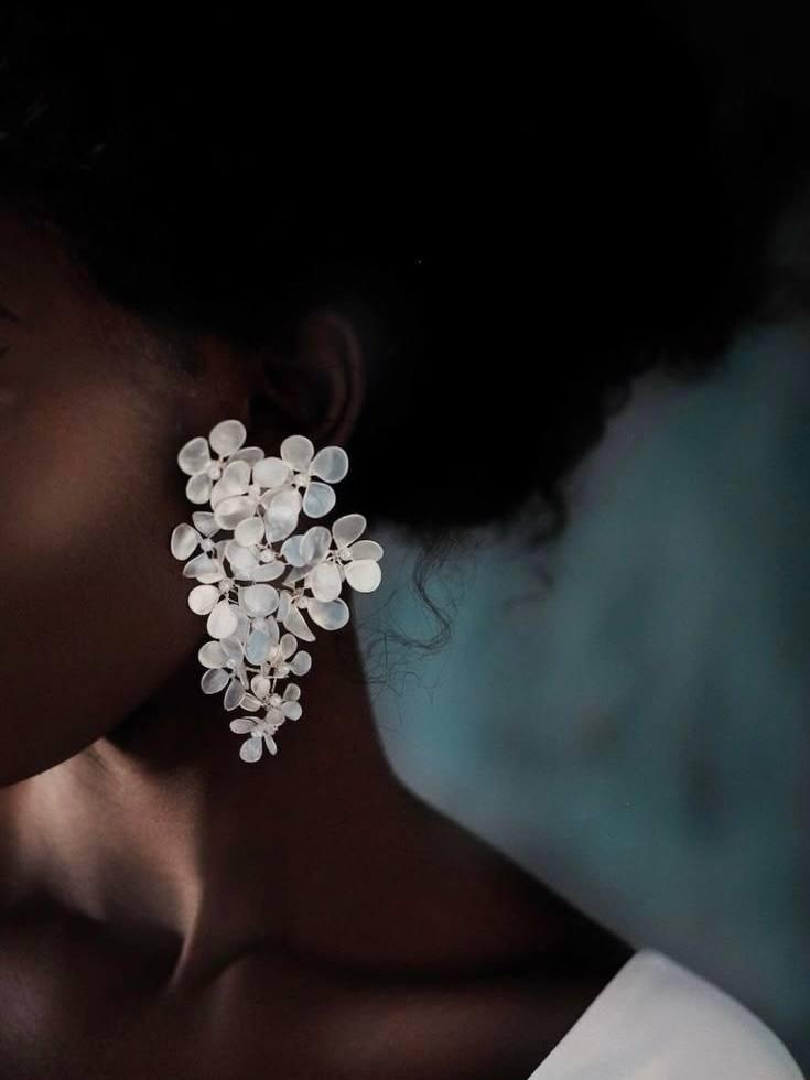 Абсолютное волшебство вытворяют нынче серьги с цветами, я считаю. Причем не в романтичных и нежных, а в кэжуальных и расслабленных деловых. Очень люблю этот прием. Особенно, с брючным костюмом и большим пиджаком.